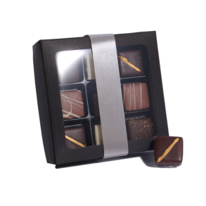 Sort æske med fyldte chokolader