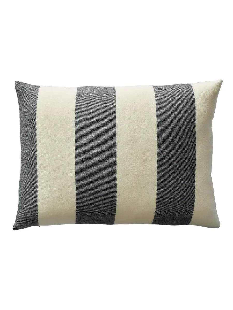 The Sweater Cushion, black fra Silkeborg Uldspinderi - Jacobsen Plus