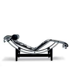 Cassina - LC4 Chaise Longue Hairyskin, Black/White 13Z235 - Liggfåtöljer - Charlotte Perriand,Le Corbusier,Pierre Jeanneret - Flerfärgad - Metall