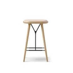 Fredericia Furniture - Spine Wood Base Stool, Lackerad ek, Svart metall, Lädergrupp 3, 90 Natural - Barstolar & barpallar - Space Copenhagen - Brun,Svart - Läder/Trä