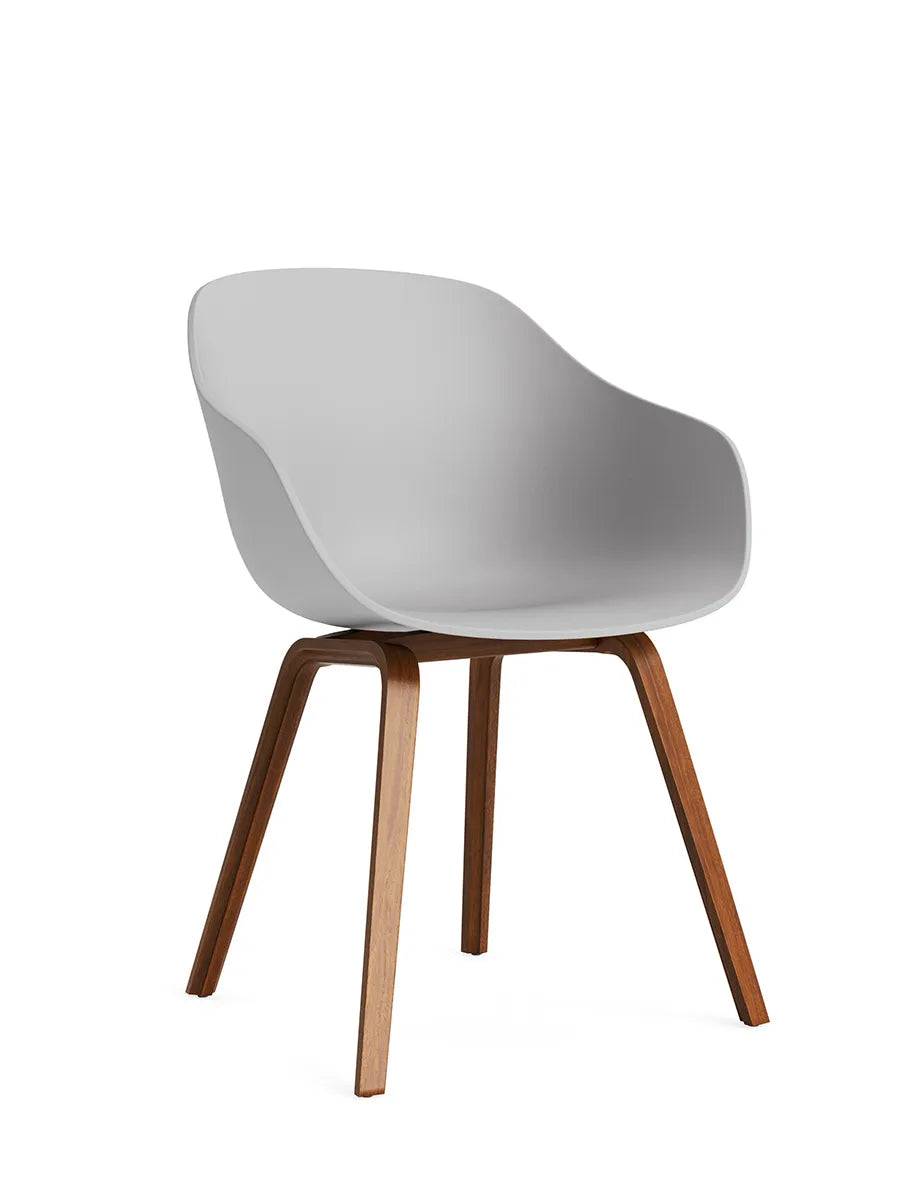 About a Chair AAC 222 fra Hay Concrete grey / Lakeret valnød - Jacobsen Plus