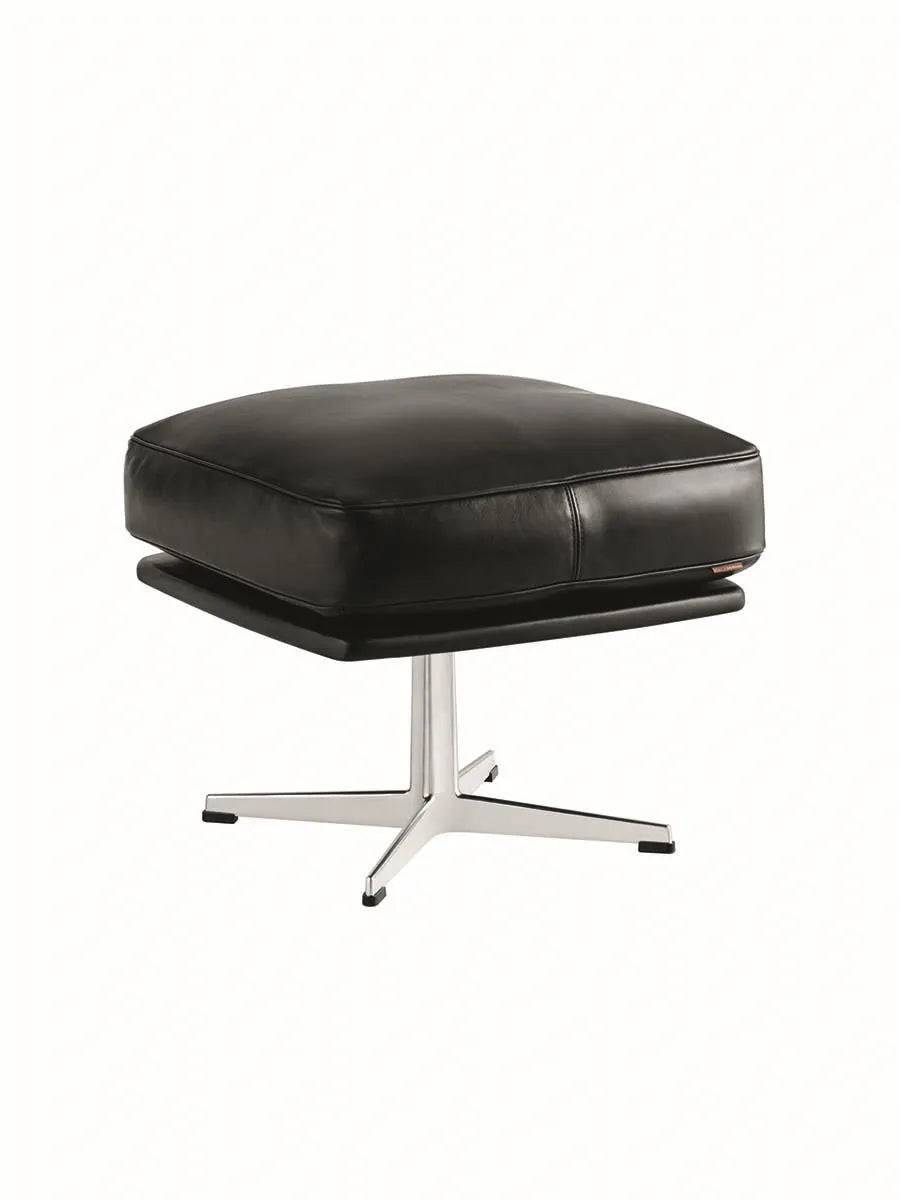 Oksen Fodskammel af Arne Jacobsen Essential læder - sort / Base i børstet aluminium - Jacobsen Plus