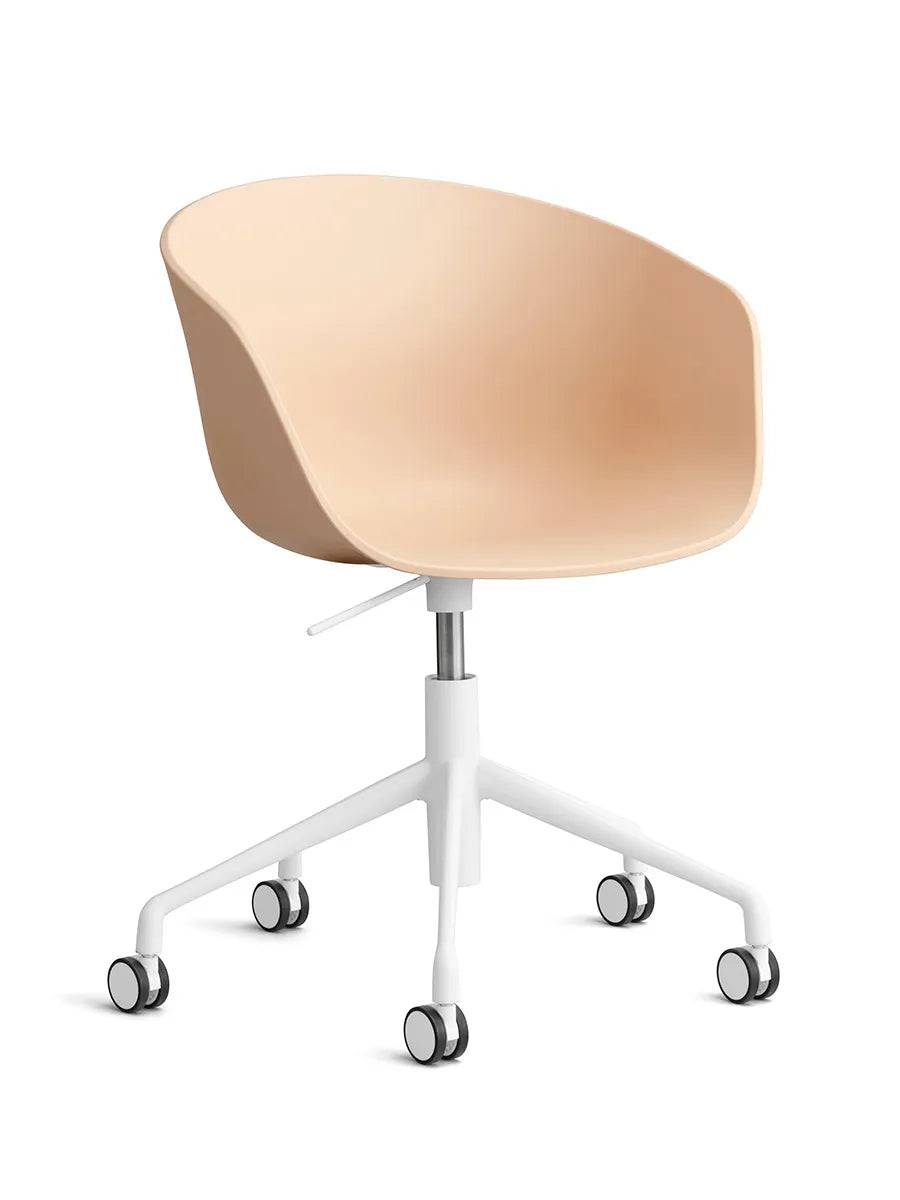 About a Chair AAC52 fra Hay Pale Peach / Hvid pulverlakeret aluminium - Jacobsen Plus