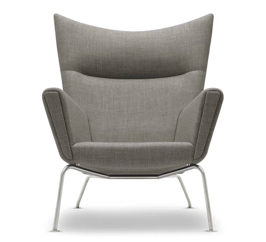 CH445 Wing Chair af Hans J. Wegner Tekstil: Mood 3101 - Jacobsen Plus