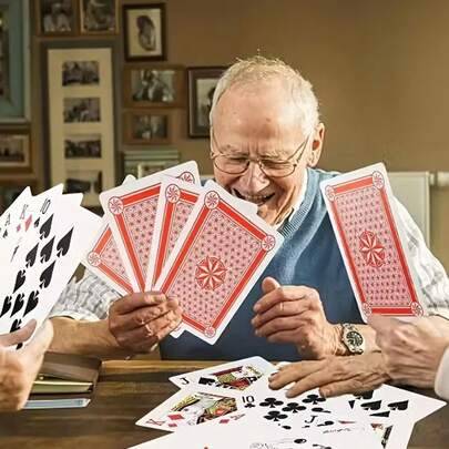En uppsättning gigantiska spelkort - Dubbelt så stora som en vanlig kortlek, tillverkade av hållbar kartong av hög kvalitet, vilket förbättrar läsbarh - Multifärgad (2x Stor Poker)