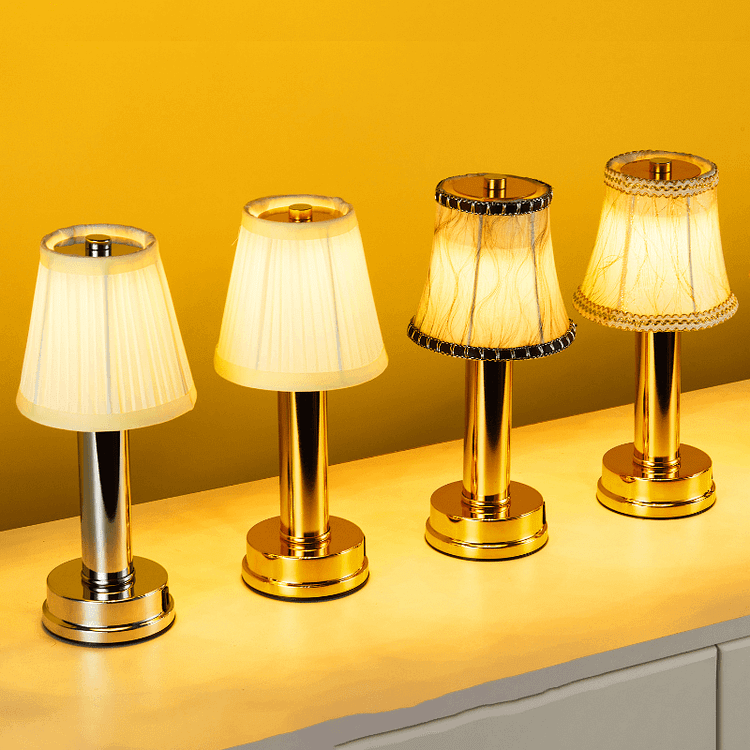 GleamLight Bordslampa - Raffinerad Messing Bordslampa för Modern Belysning och Atmosfär - Guld / Svart spets