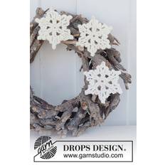 0-1513 Snowy Welcome by DROPS Design DOWNLOAD OPSKRIFTEN HER Hæklet stjerne julepynt i DROPS Cotton Light. Tema: Jul. Pinde og tilbehør lægges i kurven separat. Se alle opskrifter fra DROPS her. .