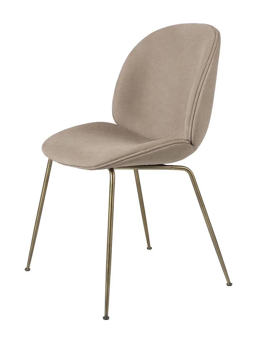 Beetle Chair, fuldpolstret fra GUBI Prisgruppe 3 / Conic base / Brass base - Jacobsen Plus