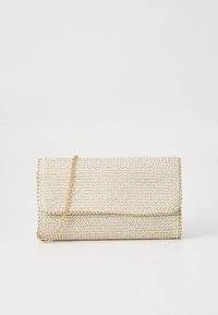 Clutches - straw