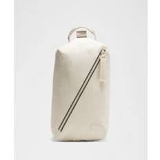 lululemon – Fast Track Tasche 2.0 9 L in Light Ivory/Silver - One Size