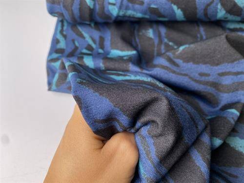 Formfast jersey - abstrakt leo look i blå toner