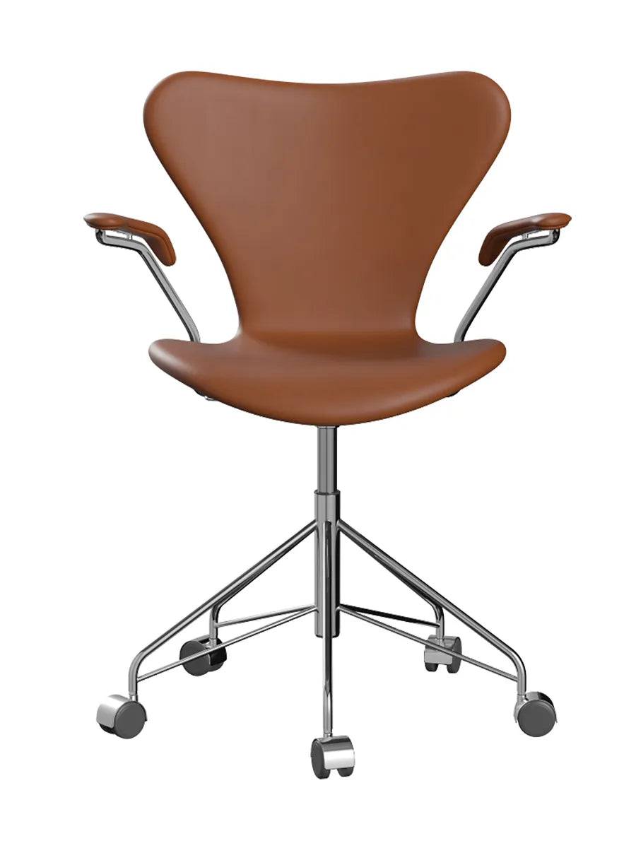 3217 Serie 7 Kontorstol af Arne Jacobsen Fuldpolstret / Essential læder / Valnød - Jacobsen Plus