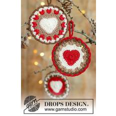 0-1583 Bright Hearts by DROPS Design DOWNLOAD OPSKRIFTEN HER Hæklet julepynt med hjerte i DROPS Safran. Tema: Jul. Pinde og tilbehør lægges i kurven separat. Se alle opskrifter fra DROPS her. Se alle juleopskrifter her. .