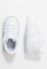 FORCE 1 CRIB - Lær-at-gå-sko - white