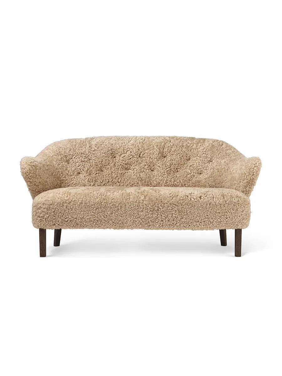Ingeborg Sofa fra Audo Copenhagen Fåreskind / Honey / Røget eg - Jacobsen Plus