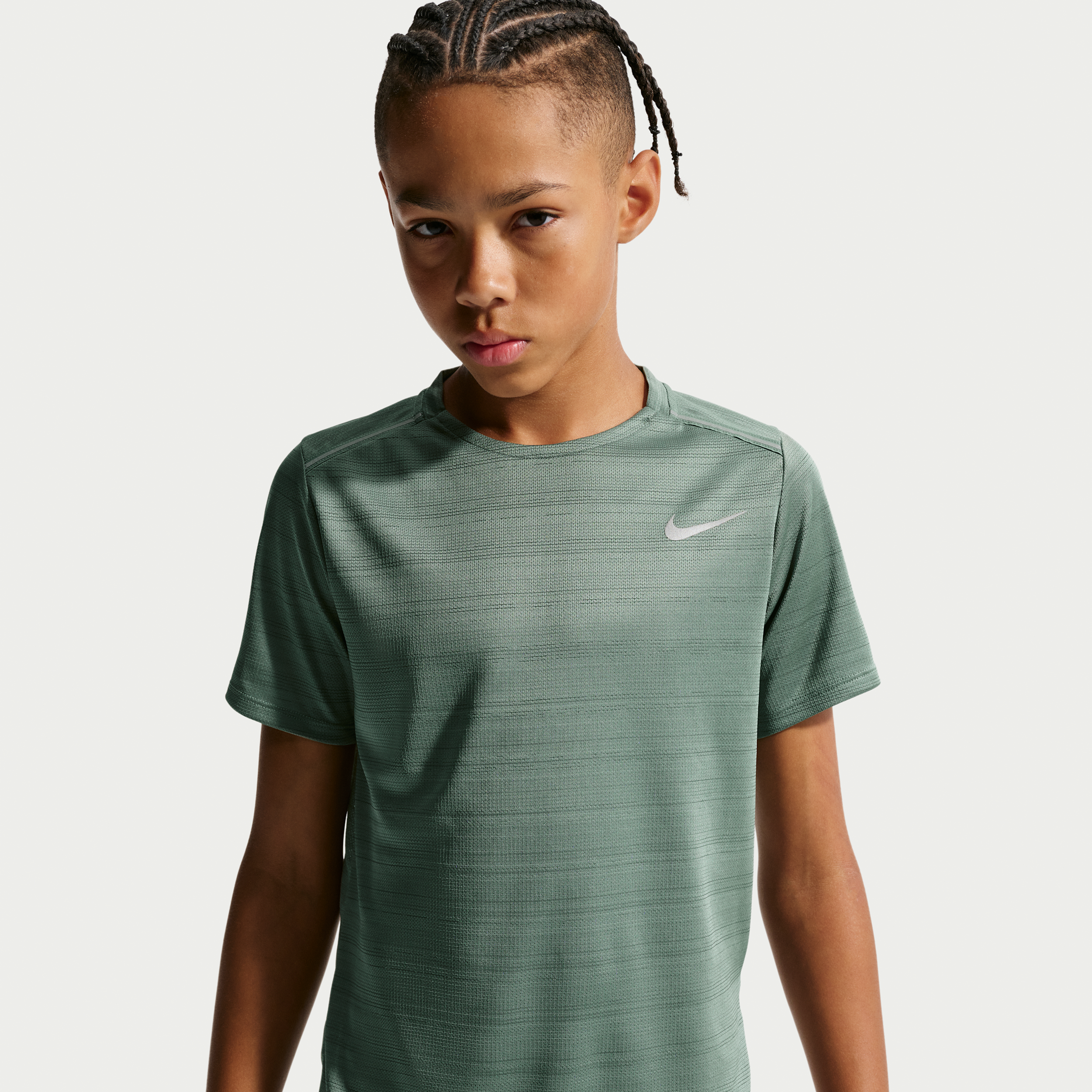 Kortærmet Nike Miler-overdel til større børn (drenge) - grå