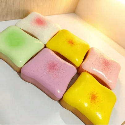 1 st helt ny supermjuk Butter Toast squishy stressleksak, födelsepresent, perfekt present, samlarutställning, hobbykollektion, nyckelpresent till vänn - Multifärgad (1 st slumpmässig stil)
