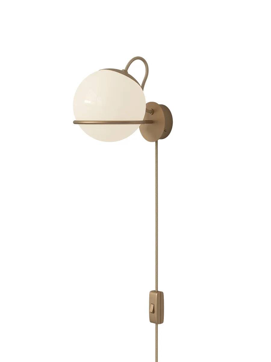 Model 237/1 Væglampe m. kontakt fra Astep Champagne - Jacobsen Plus