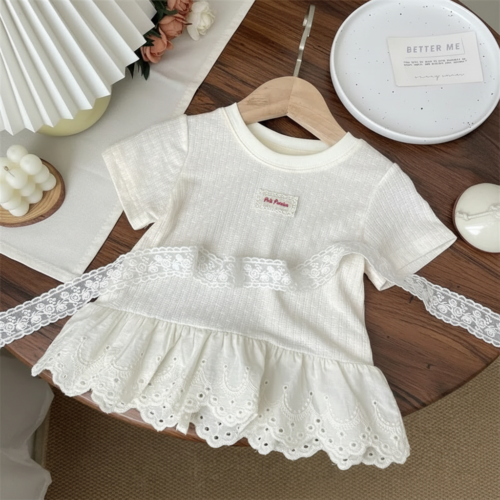 Polo Premium – Mjukt & sött – T-shirt med spetskant Hvid / 100 (3–4 år) | Pedagogiska Träleksaker