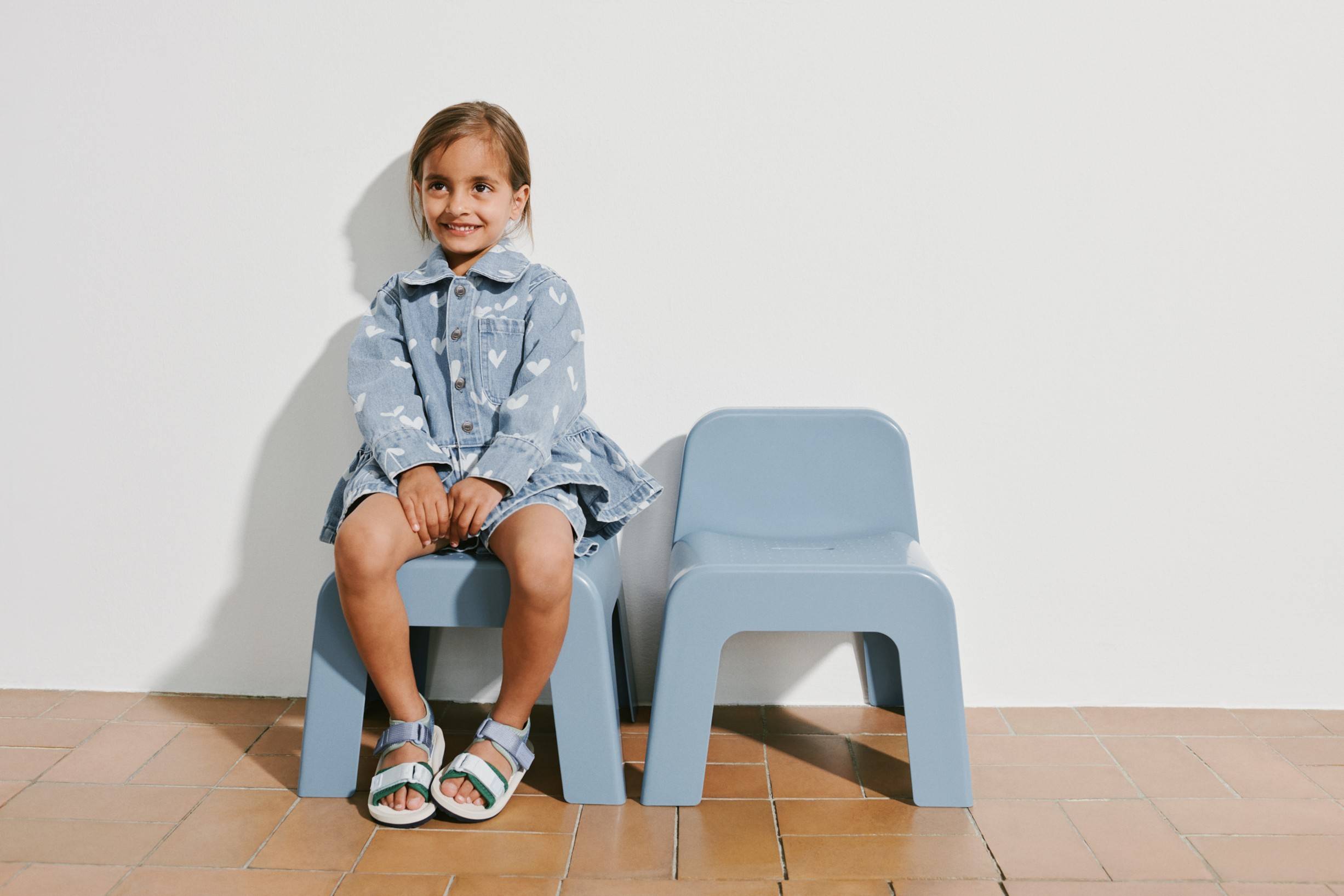 Liewood Kenza Printed Denim Overshirt Sweet Str 128 Denim - Sweethearts / Light Blue Denim Lette Jakker hos Magasin.