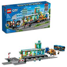 LEGO 60335 City The Station: Urban Adventure med buss, lyftlift, 6 minifigurer, vägskyltar, kompatibel med Train City, pedagogisk leksak för barn från 7 år, gåva