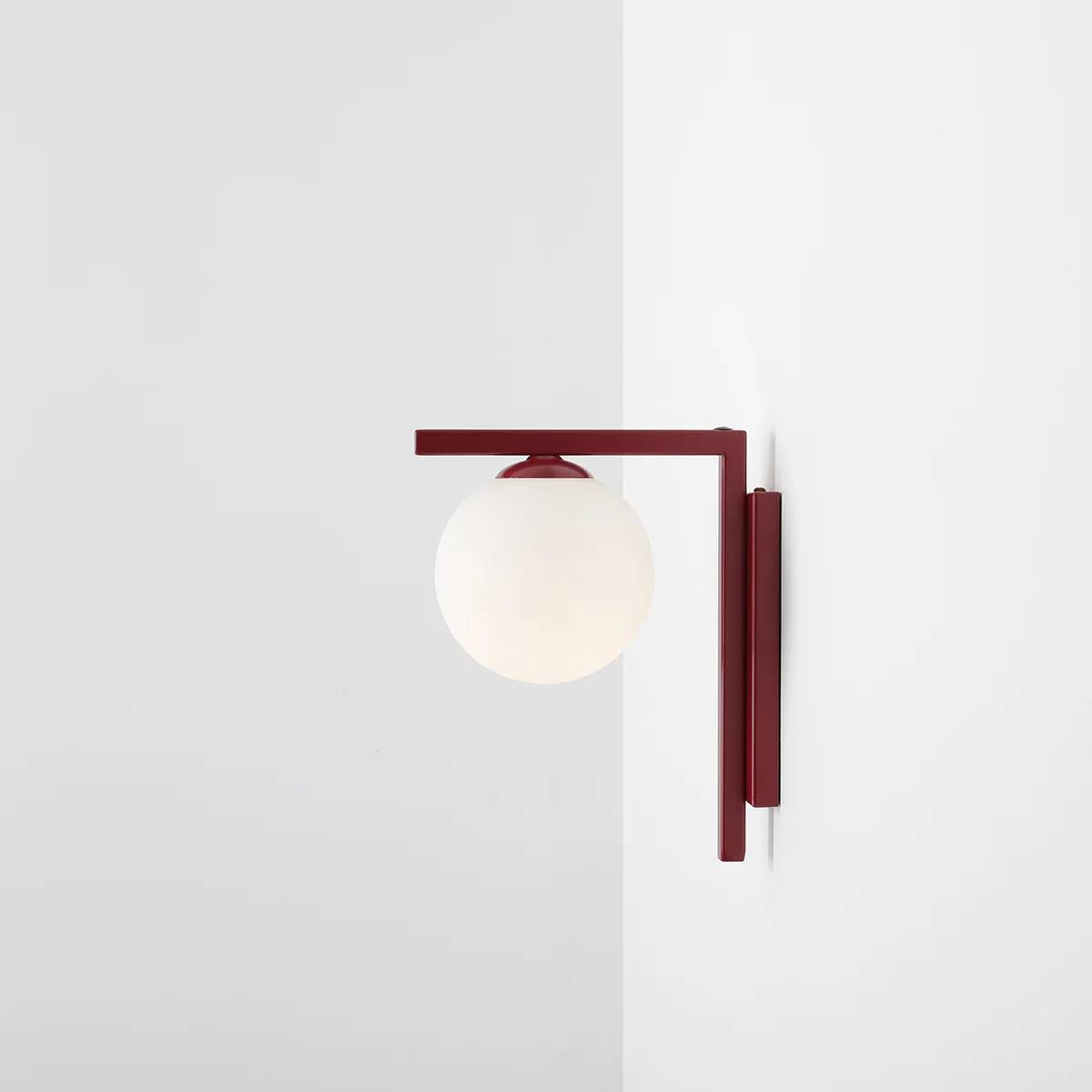 Moma - Væglampe i vinrød metal og hvidt glas