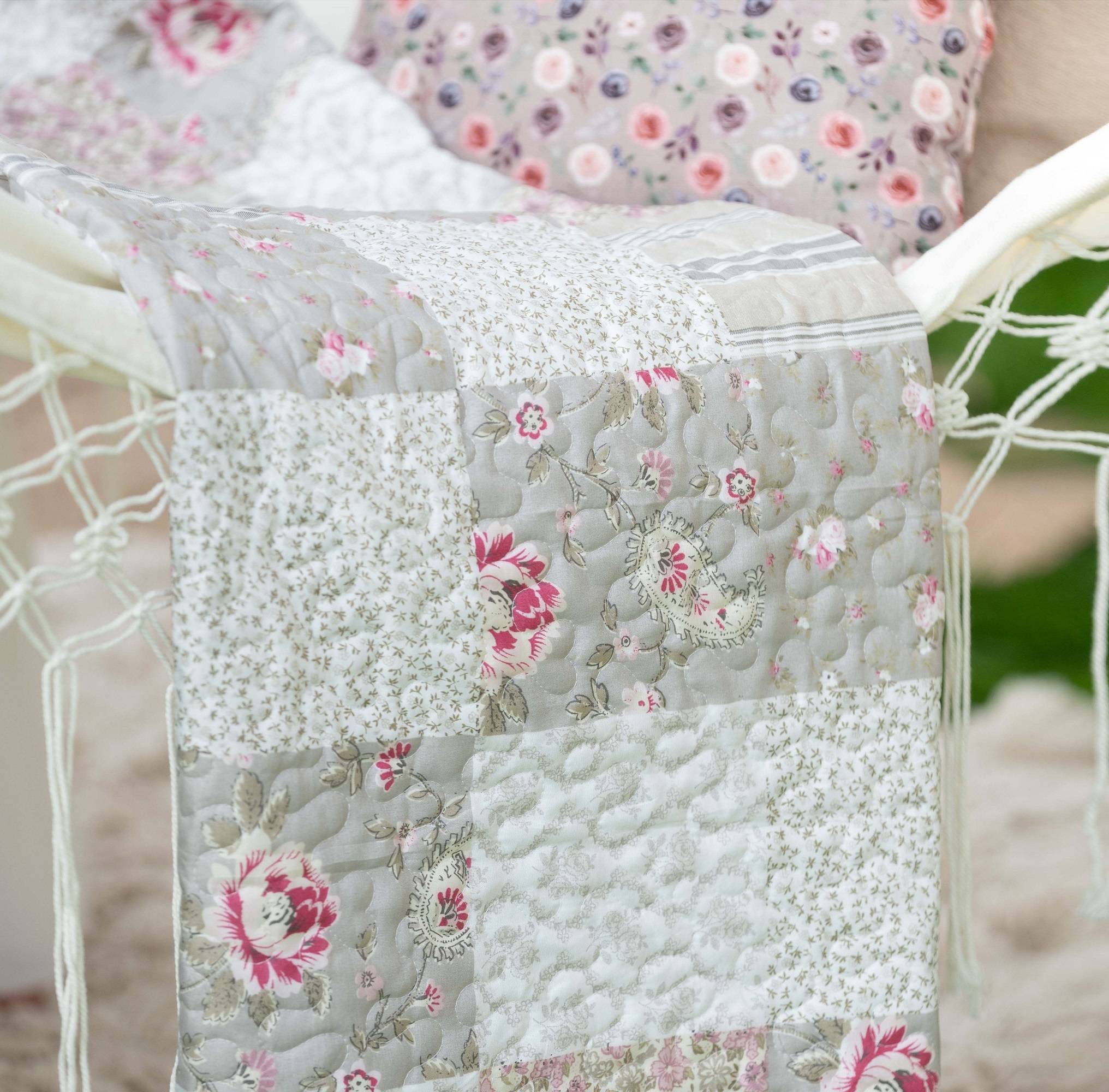 Överkast quilt pläd enkel och dubbelsäng vit rosa rosor shabby chic lantlig stil Gårdsromantik