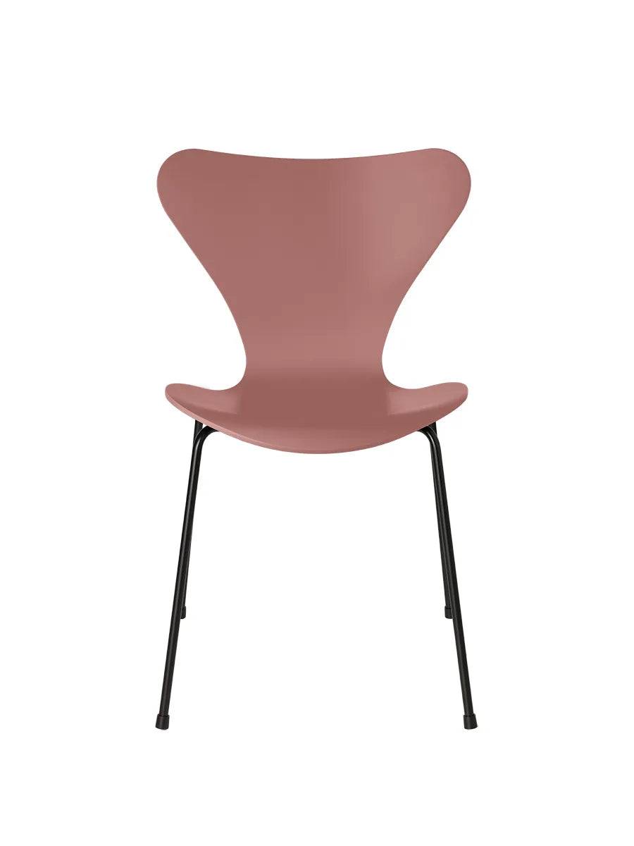 3107 Serie 7 stol lakeret af Arne Jacobsen Wild Rose / Sort - Jacobsen Plus