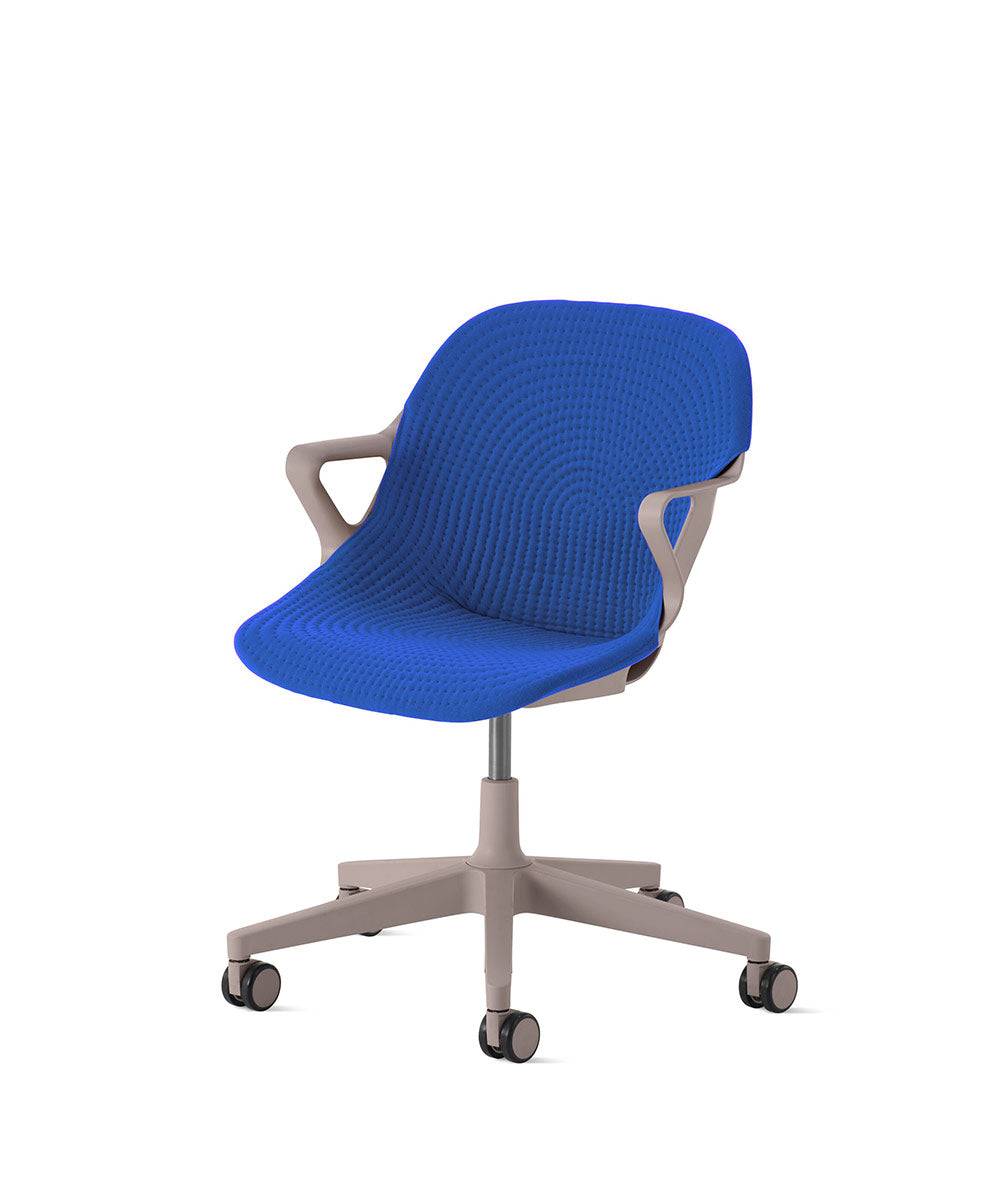 Zeph-stoel vaste armleuningenCocoa in Unibody/Bluebell by Herman Miller