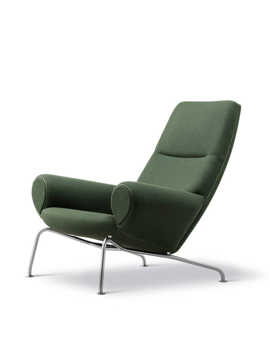 Queen Lænestol af Hans J. Wegner Vidar 972 tekstil med keder i Trace 8146 læder - Børstet rustfrit stål stel - Jacobsen Plus