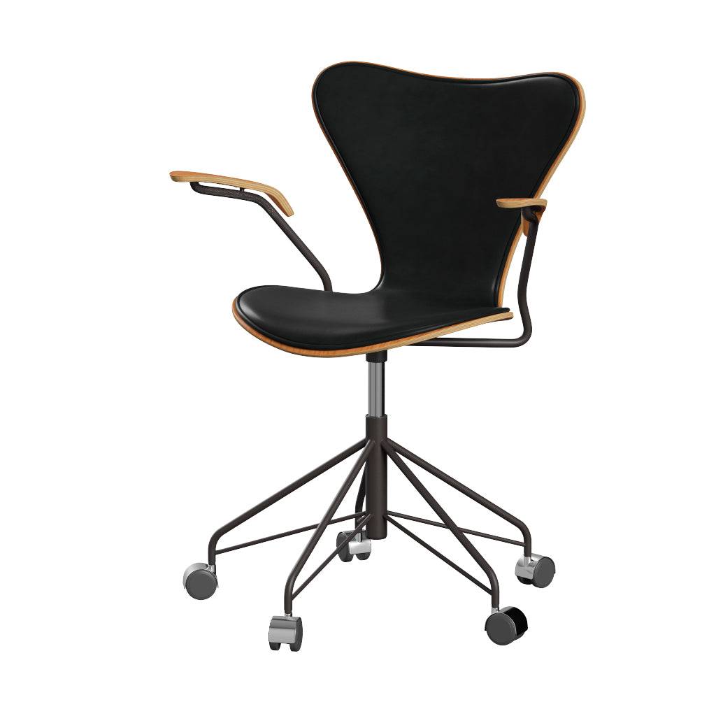 Fritz Hansen - 3217 kontorstol med armlæn, naturfiner og forsidepolstret i Grace læder Kirsebær - Sort læder - Warm Graphite stel - Jacobsen Plus