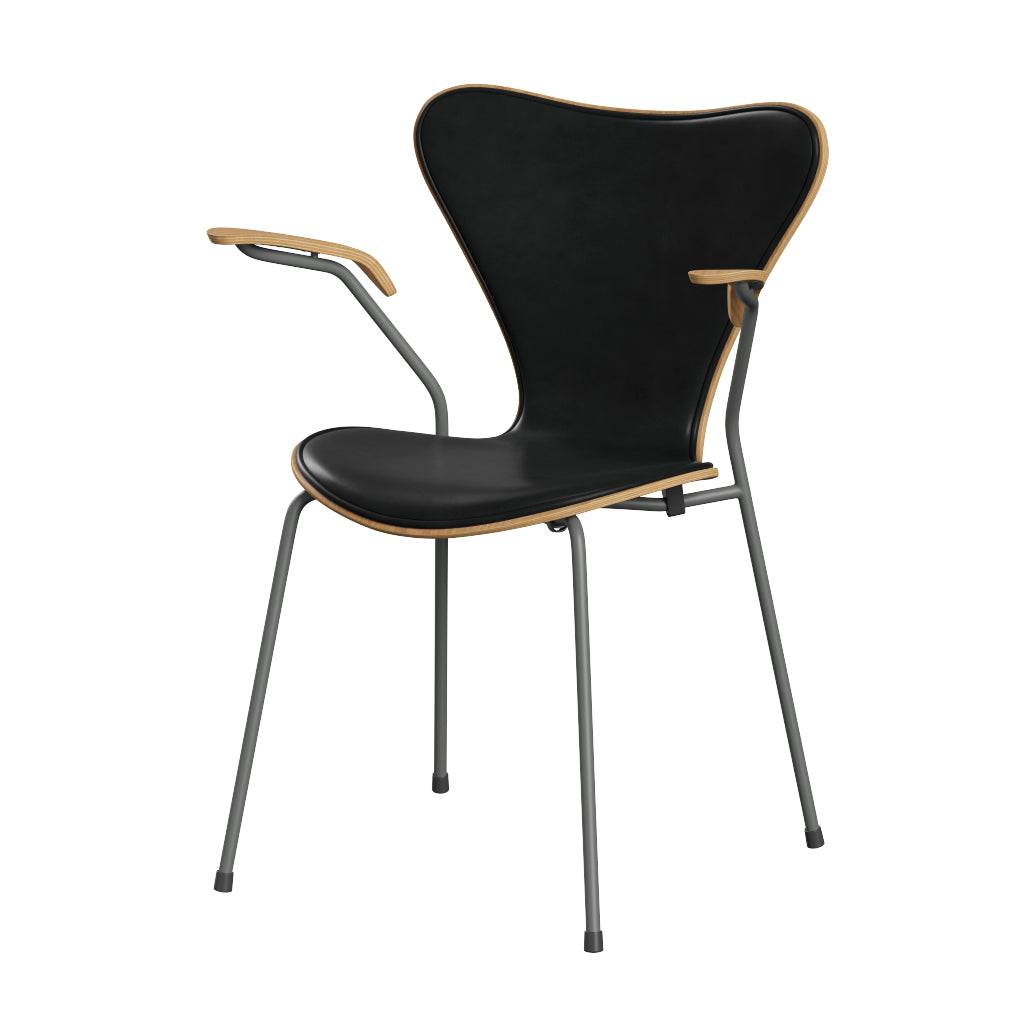 Fritz Hansen - 3207 stol med armlæn, naturfiner og forsidepolstret i Grace læder Eg - Sort læder - Silver Grey stel - Jacobsen Plus