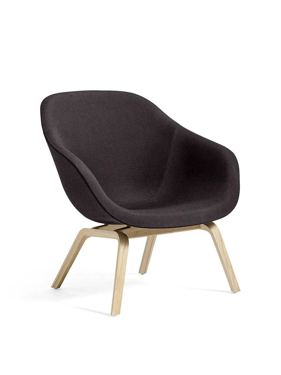 About a Lounge Chair low AAL83 fra Hay Flamiber / Sortbejdset eg - Jacobsen Plus