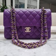 Chanel 22A Small Classic Flap, Caviar, Mørk Lilla GHW