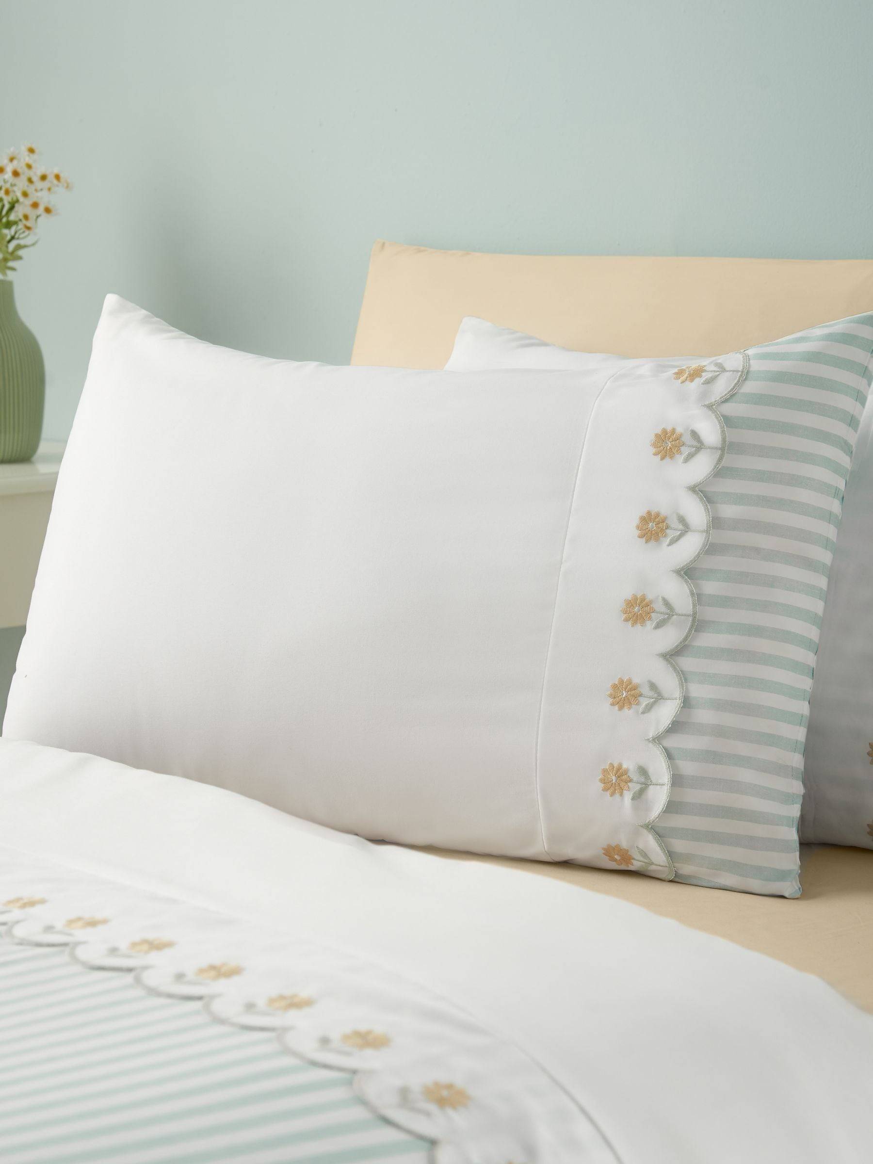 Catherine Lansfield Catherine Lansfield Sage Green Embroidered Daisy Soft Touch Duvet Cover Set