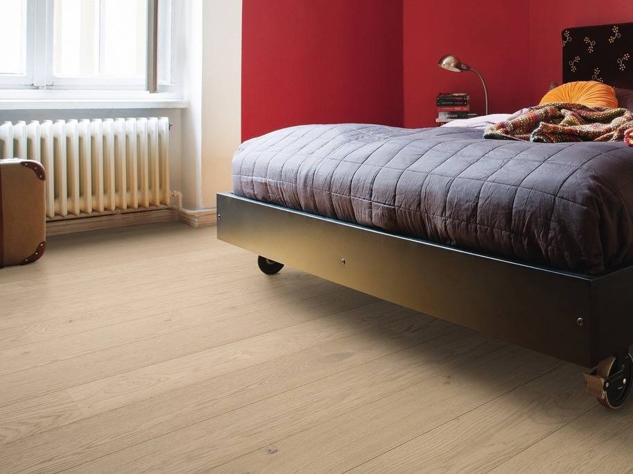 Plankegulv - Børstet Eg Beach med gråtonet matlak - Bredde 180 mm