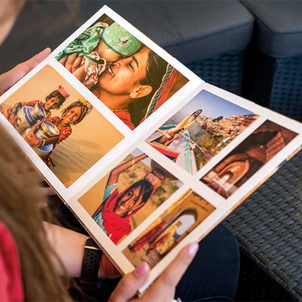 Skapa fotobok | 27,5 x 28 cm | Hårt omslag | Gratis designs | Kvadratisk | 300g papper | Lay-flat | Från 20-100 sidor | 27.60 x 28.10 cm