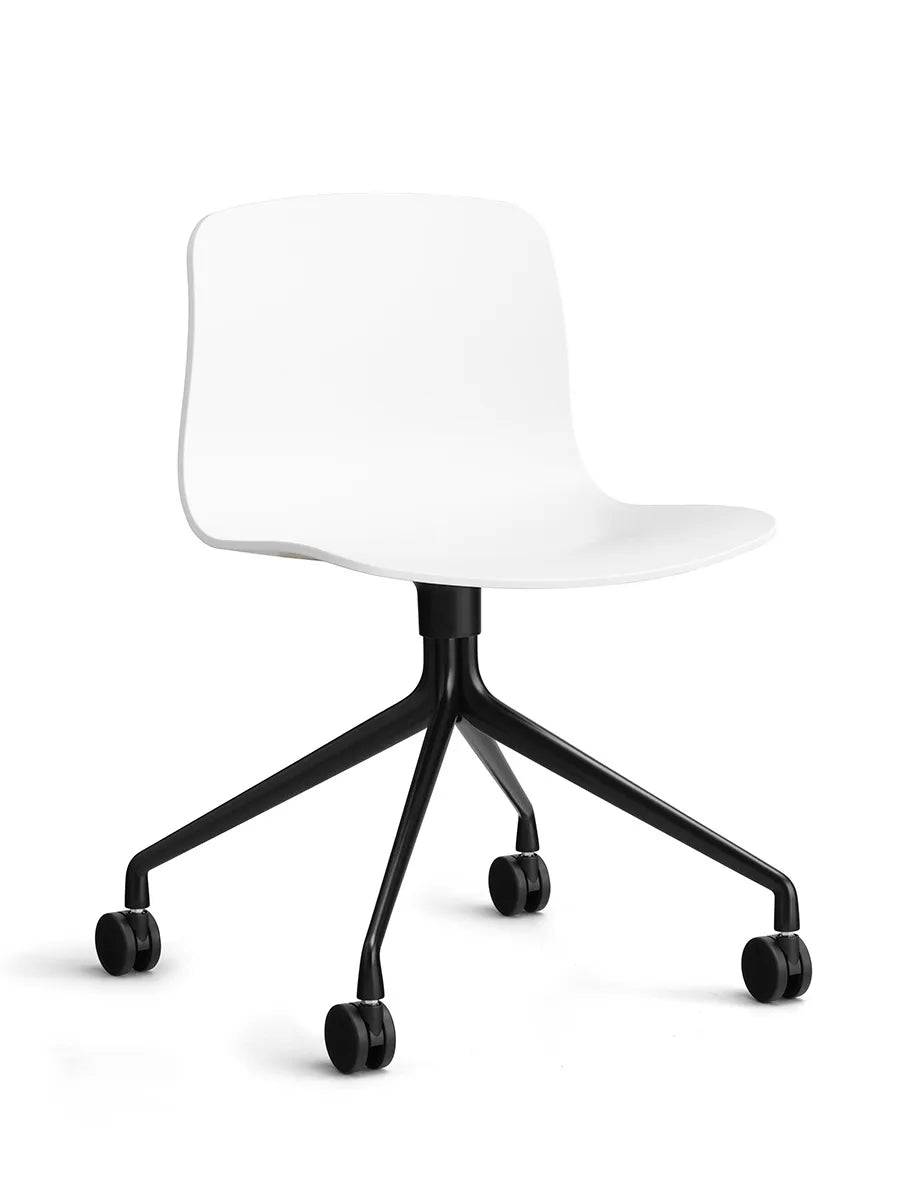 About a Chair AAC14 fra Hay White / Sort pulverlakeret aluminum - Jacobsen Plus