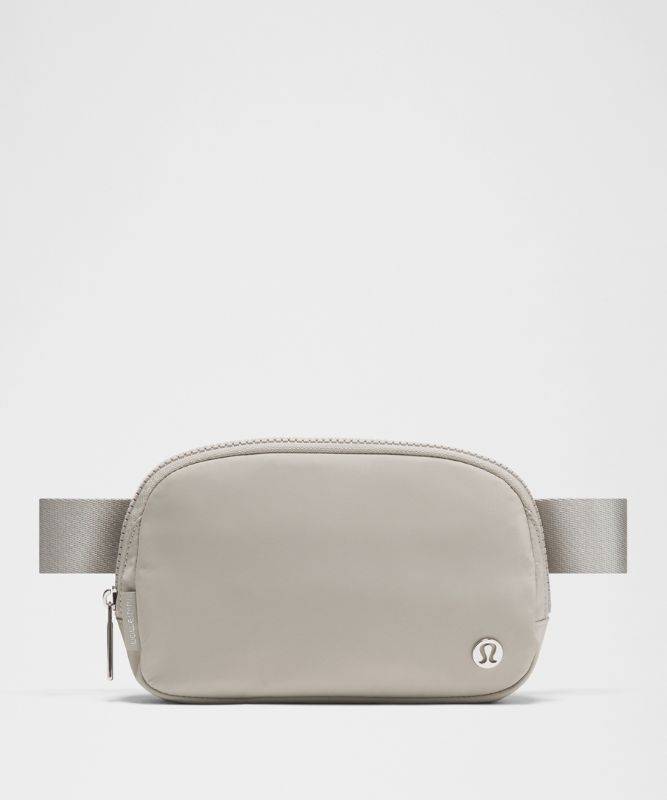 lululemon – Everywhere Gürteltasche 1 L – Größe 1 l in Hailstone Grey/Silver