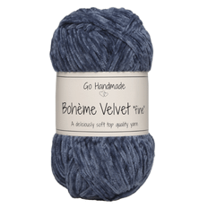 Go Handmade Bohème Velvet Fine 17612 Blå Indhold: 100% Polyester Vægt/længde: 50 gram = ca. 190 meter Anbefalede pinde: 2.50 - 3.50 mm Strikkefasthed: 10 x 10 cm = 30m Maskinvask, max 40°C / Tørres fladt.