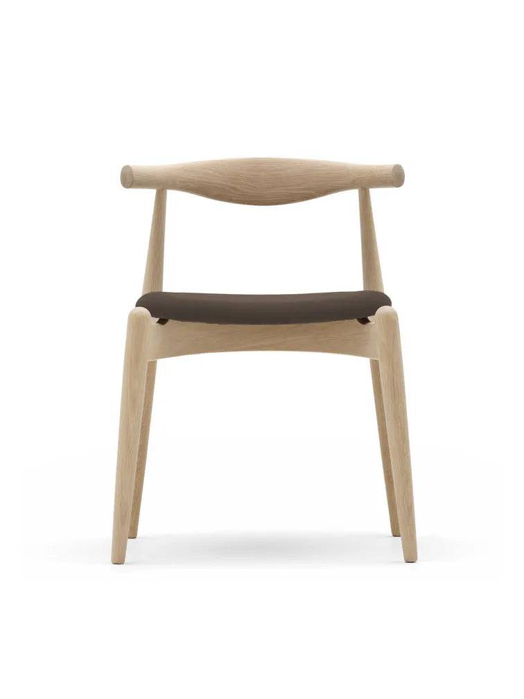 CH20 Elbow Chair i eg af Hans J. Wegner Stofgruppe 3 / Olieret - Jacobsen Plus