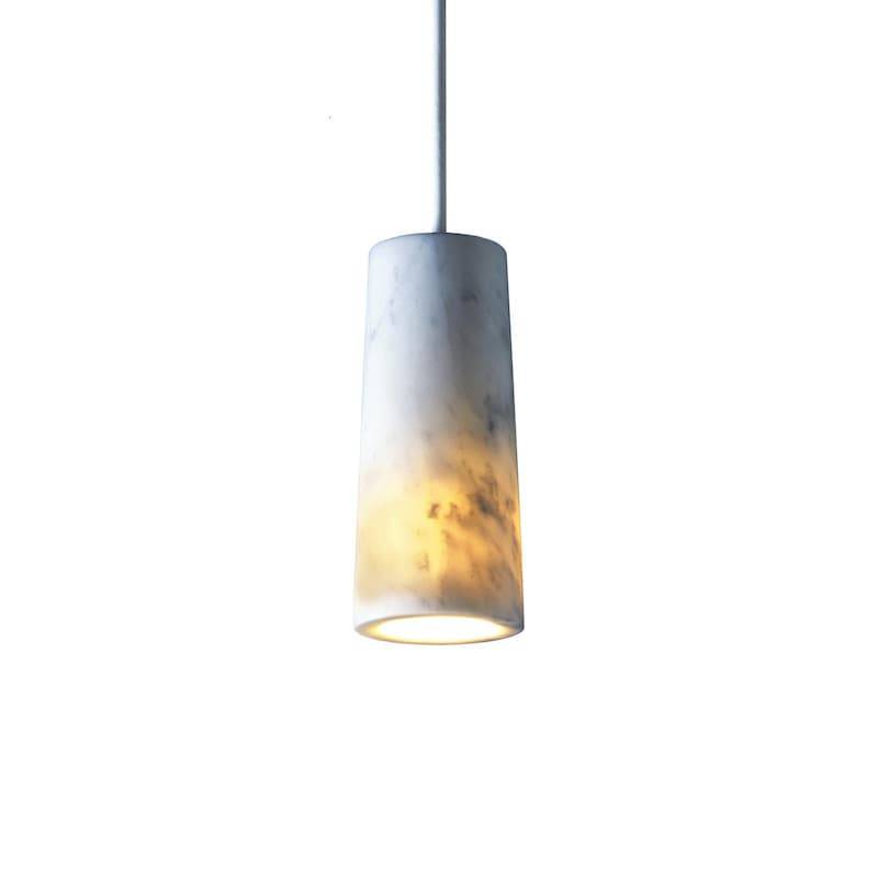 Terence Woodgate Core single taklampa vit carrara marmor