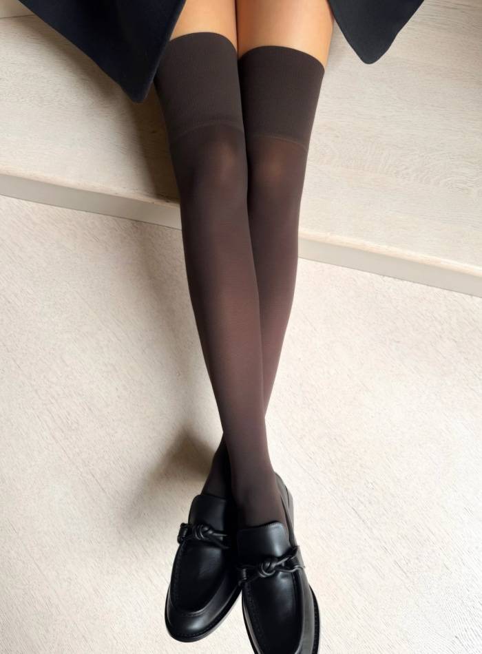 DORA overknee strømper i brun, sort eller råhvid 40 DEN. Onesize fits all Brun.