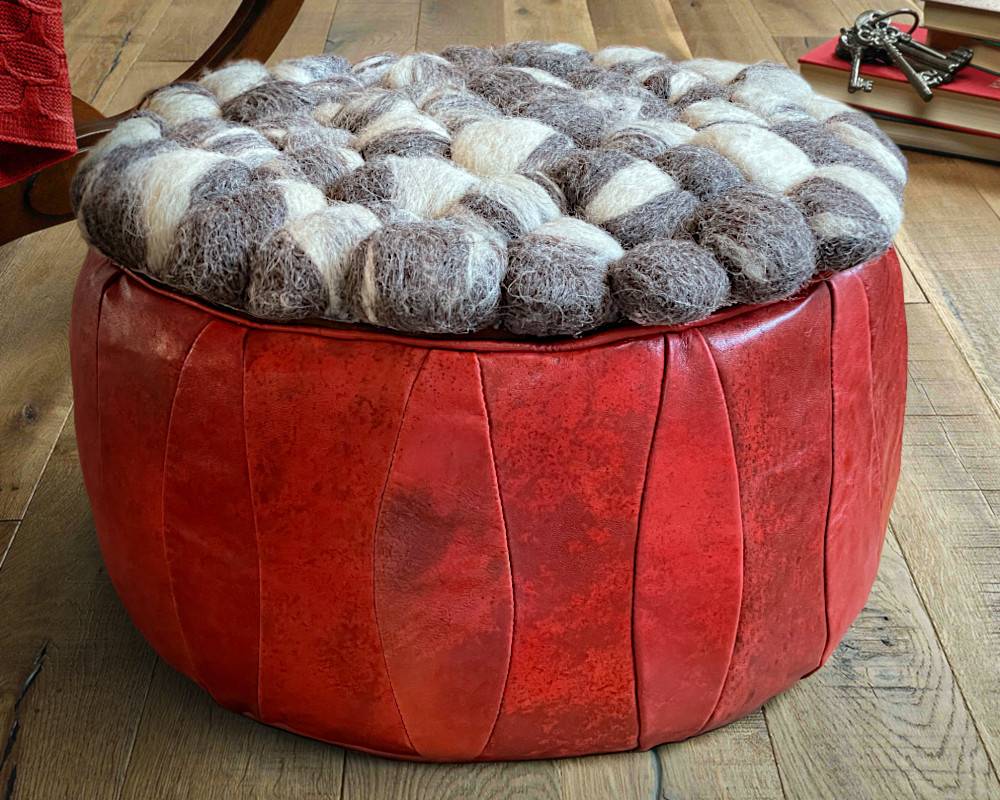 Läder & Ull Sittpuff Röd - Red & Grey (30 x 50 cm)