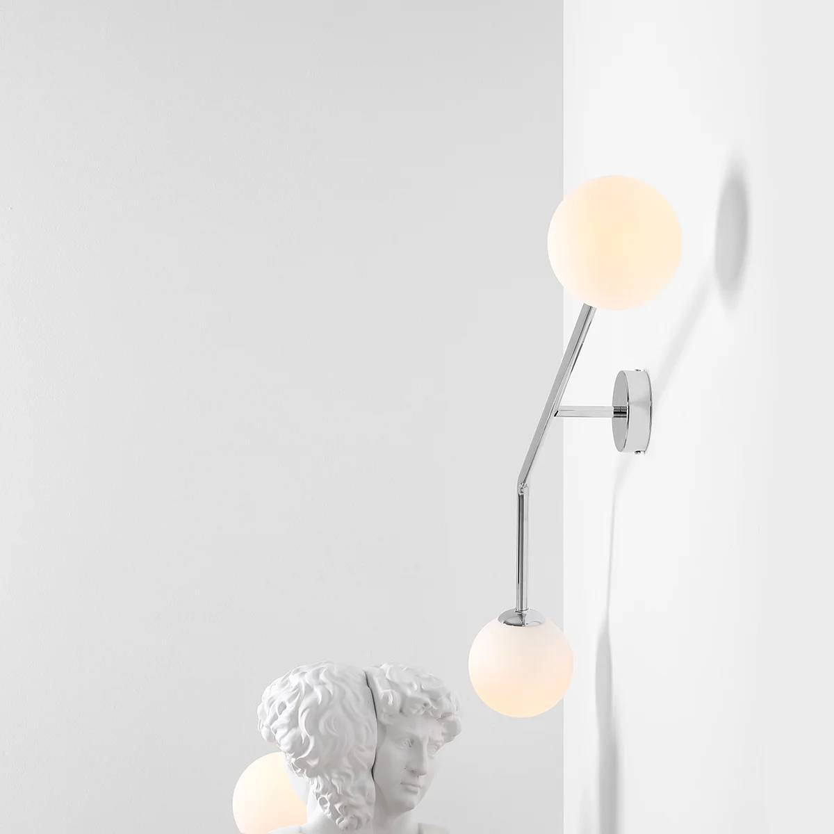 Limelight - Væglampe i forkromet metal og hvidt glas, bredde 97 cm