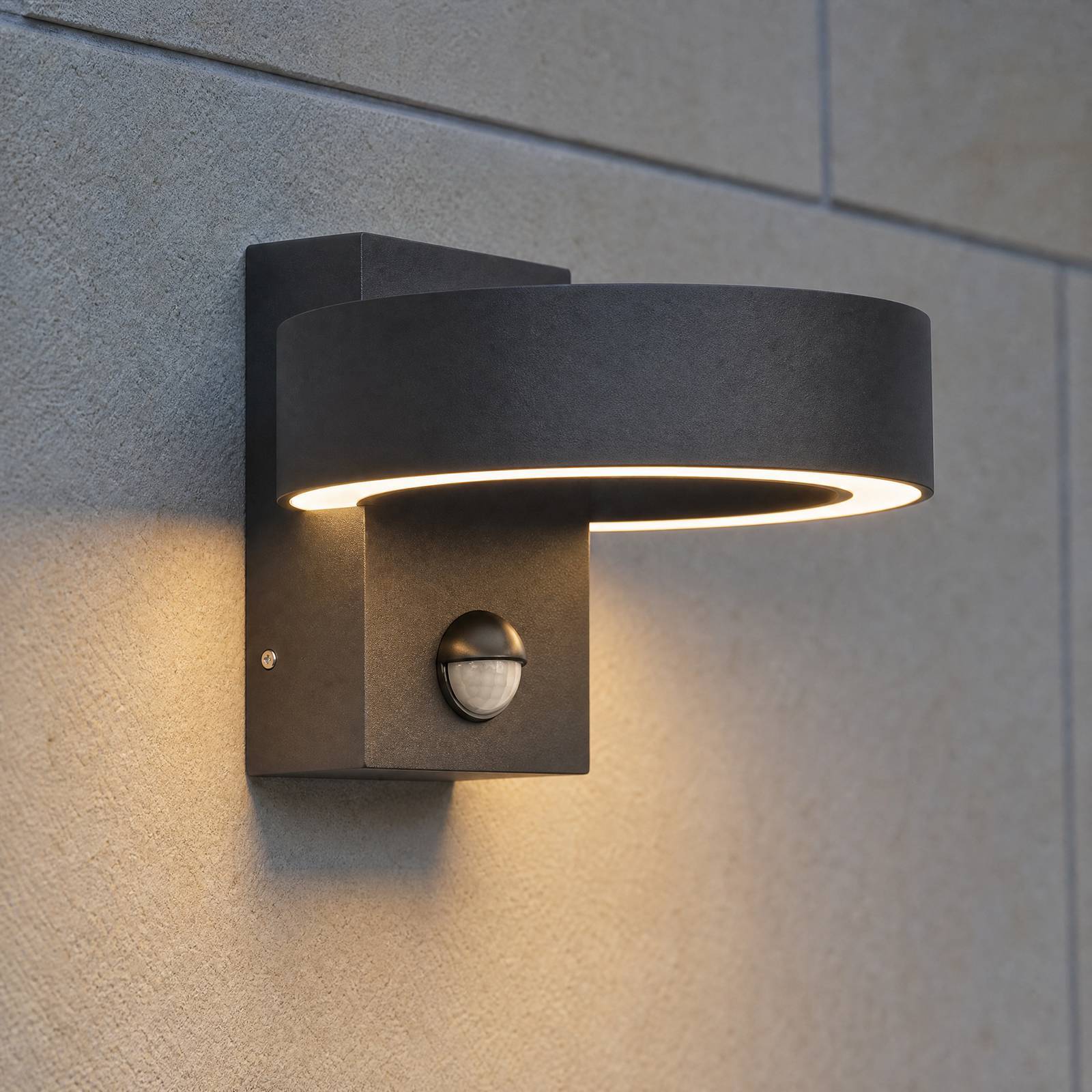 Lucande LED-utomhusvägglampa Nirella, svart, CCT, sensor Nirella, Svart, Metall, Modern, Utomhusvägglampa
