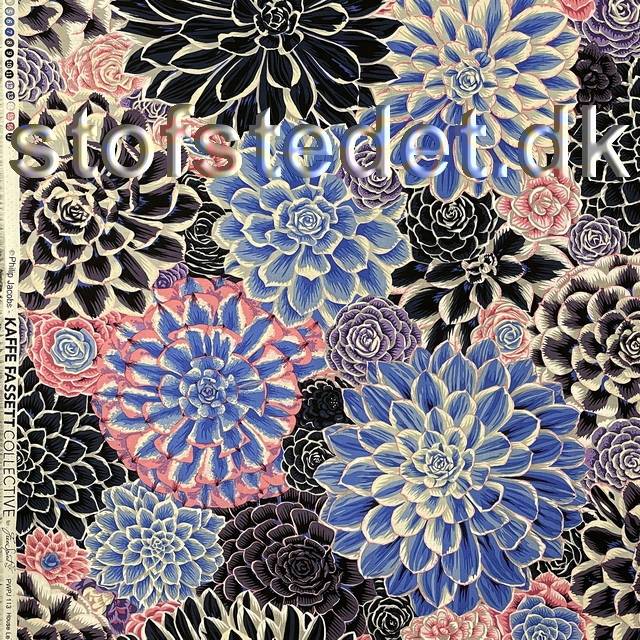 Afklip Patchwork stof med store blomster i sort, blå, lyserød - Kaffe Fassett 50x55 cm..