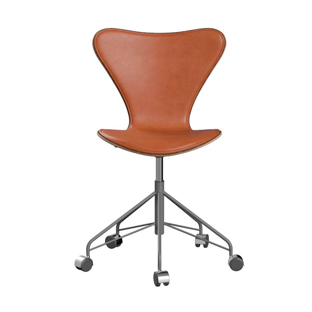 Fritz Hansen - 3117 kontorstol, naturfiner og forsidepolstret i Grace læder Valnød - Valnød læder - Silver Grey stel - Jacobsen Plus