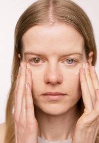 VISIBLE DIFFERENCE MOISTURIZING EYE CREAM - Ögonvård