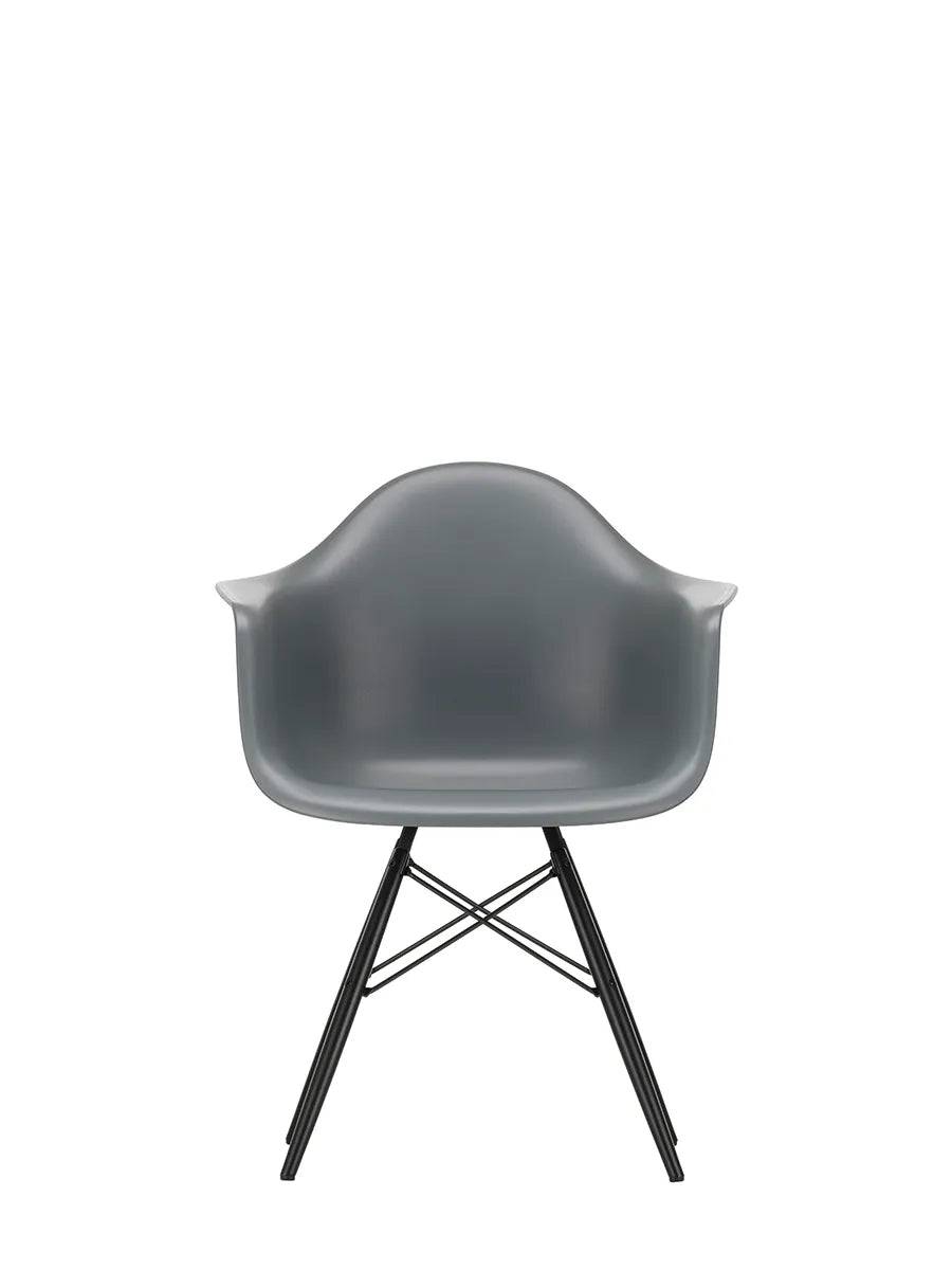 Eames Plastic Armchair DAW, sortlakeret ahorntræ fra Vitra Granite grey - Jacobsen Plus